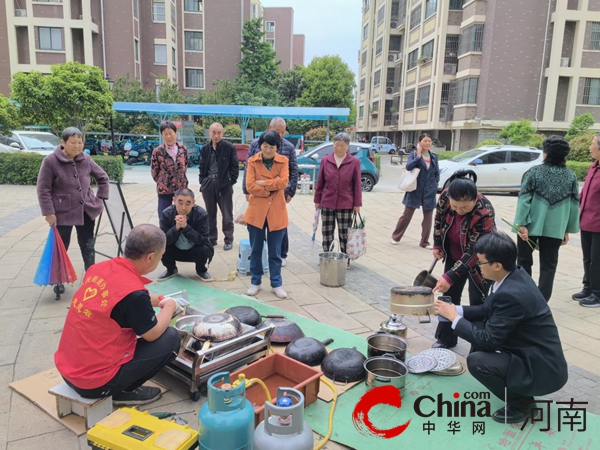 驻马店市驿城区人民街道向阳社区新时代文明实践站开展“免费清洗厨房用具便民服务活动”(图2)